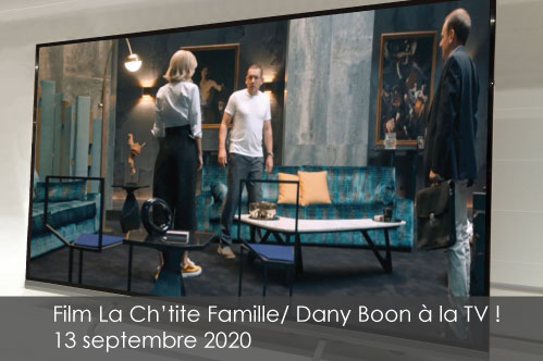 You are currently viewing A la TV ce soir, diffusion du  film La Ch’tite Famille / Dany Boon – Modèles « La chaise à 3 pieds » et série de chaises à l’expo / Palais de Tokyo