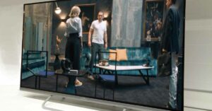 Lire la suite à propos de l’article 2020 A la TV ce soir, diffusion du  film La Ch&rsquo;tite Famille / Dany Boon – Modèles « La chaise à 3 pieds » et série de chaises à l&rsquo;expo / Palais de Tokyo